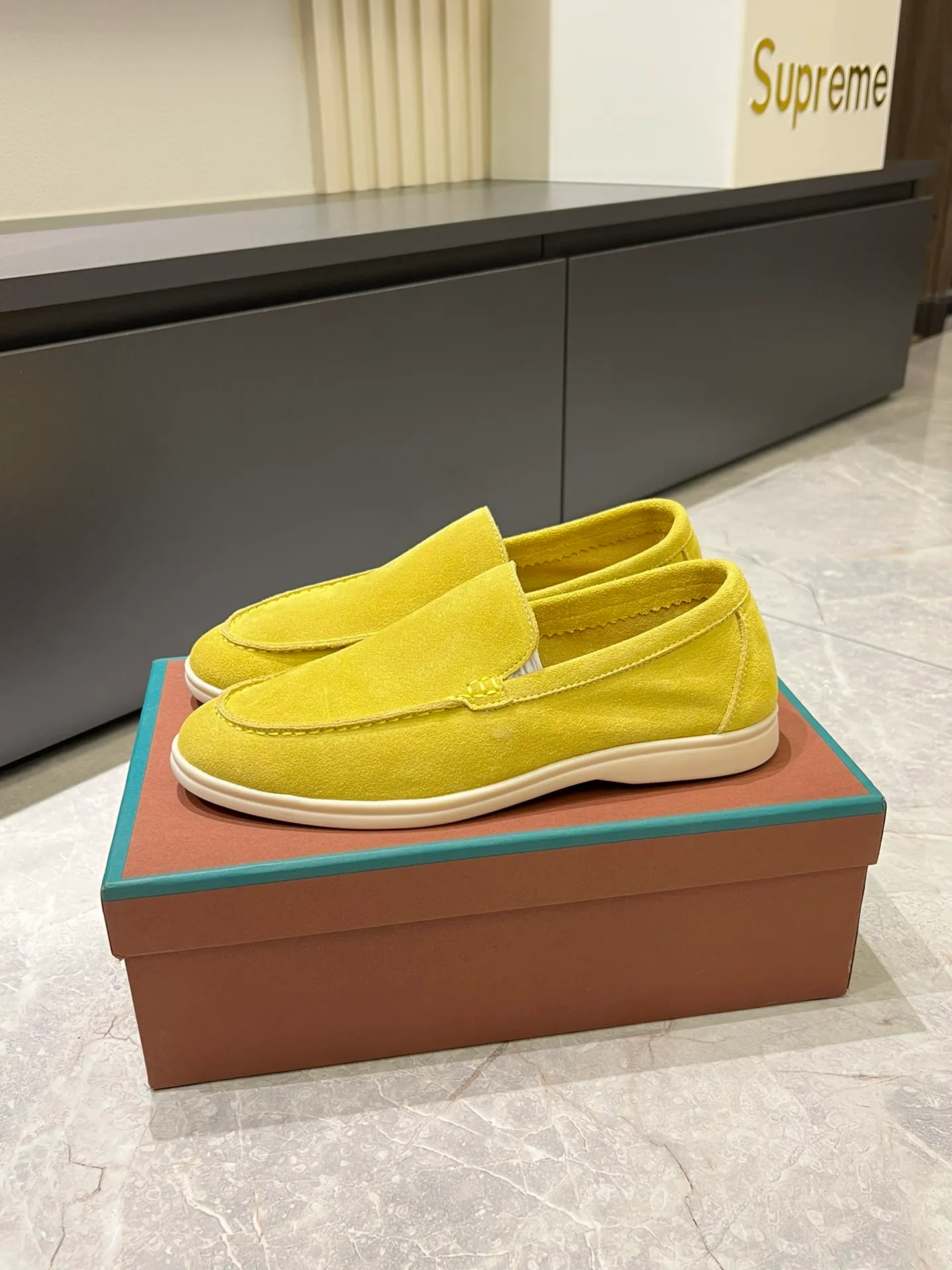 Men's shoes 💰p360 "Loro men's shoes 💰pian'*" Classic L men's shoes for couples 💰p Top version British flat loafers, a must-have item in old money style, the minimalist design is eye-catching and durable, a plus point for dressing The soft foot feel and texture are outstanding. They don’t scratch your feet and are very nice. They are matched with soft and waxy soles. They can be worn daily for a long time without getting tired. They are easy to wear, versatile and classic items, with perfect foot feel and texture! Imported cashmere fabric, the lining is made of imported A-grade water-dyed cow lining, the top version of the genuine leather midsole is sewn with pure handmade mark thread! Size: Female 35-40 (34. Customized) Male 38-44 (45.46. Customized)